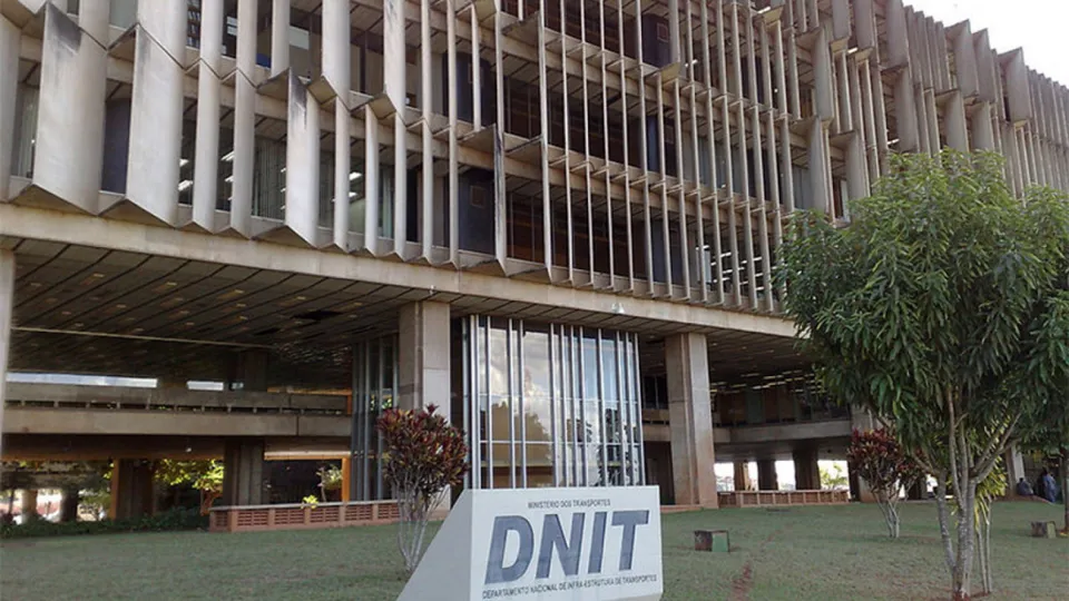 Fabrício Galvão, diretor do Dnit, afirma que órgão investiga as causas do colapso da Ponte Juscelino Kubitschek, que resultou em 10 mortes.