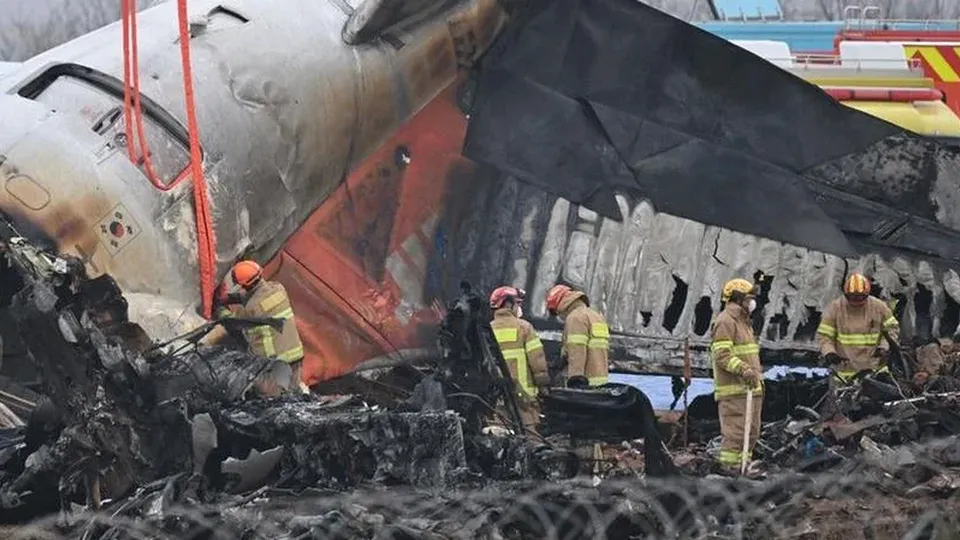 Avião da Jeju Air colidiu com muro e explodiu, resultando em 179 mortes entre 181 passageiros e tripulantes.