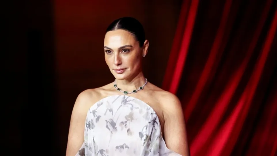 A atriz Gal Gadot compartilha experiência de saúde e o nascimento de sua filha Ori em meio a um momento crítico.