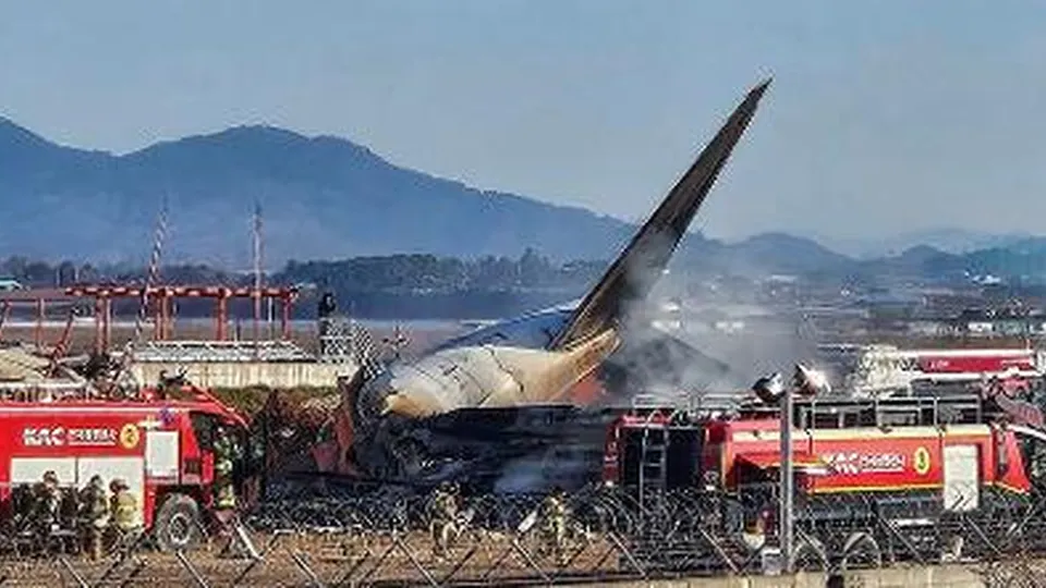O piloto do Boeing 737-800 da Jeju Air declarou emergência antes de o avião colidir com um muro, resultando em 179 mortes.