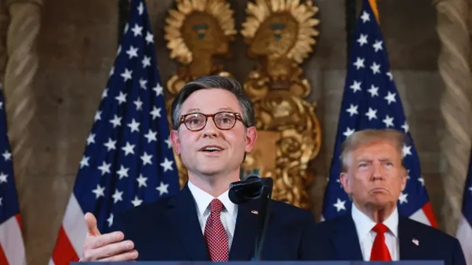 O presidente eleito Donald Trump reafirmou seu apoio a Mike Johnson, que enfrenta desafios internos antes da votação crucial na Câmara.