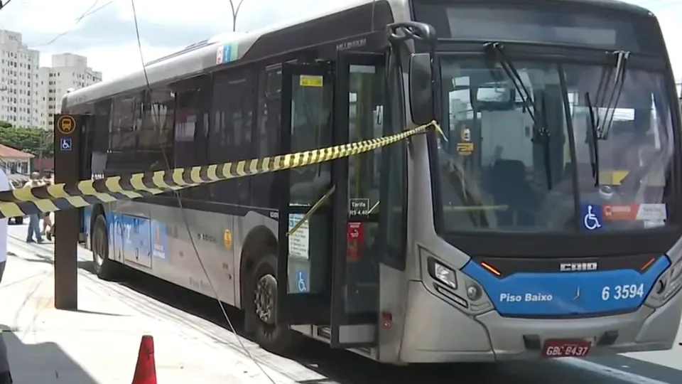 Três feridos em tiroteio dentro de ônibus após policial reagir a ataque em SP