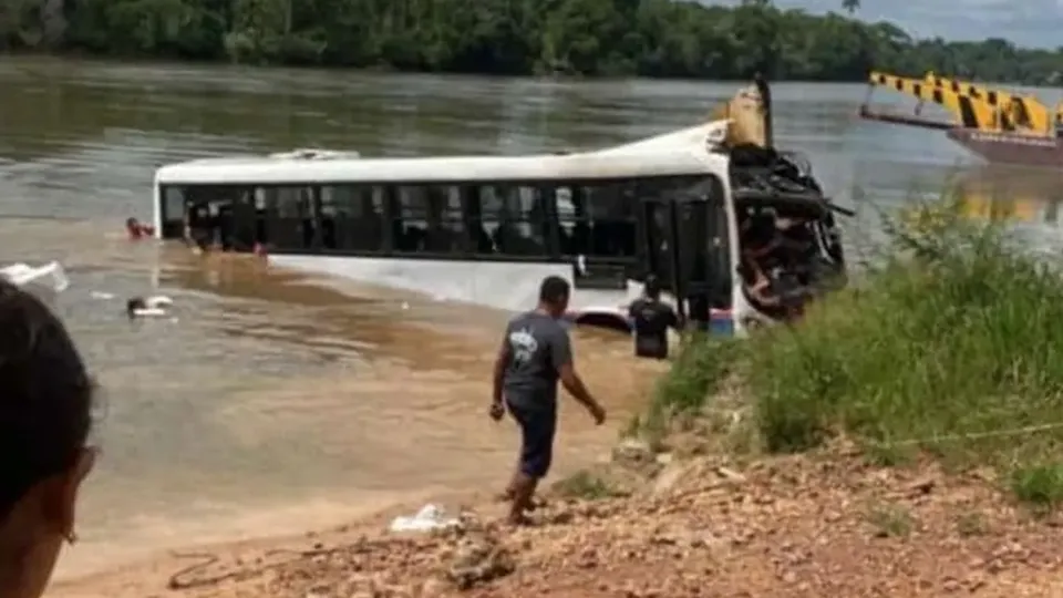 Um ônibus caiu em um rio durante a travessia de balsa em Moju, no Pará. Criança de 4 anos está desaparecida e buscas estão em andamento.