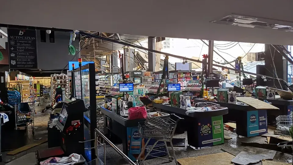 Fortes chuvas com granizo provocam estragos em Barueri e alertas de inundações no litoral paulista