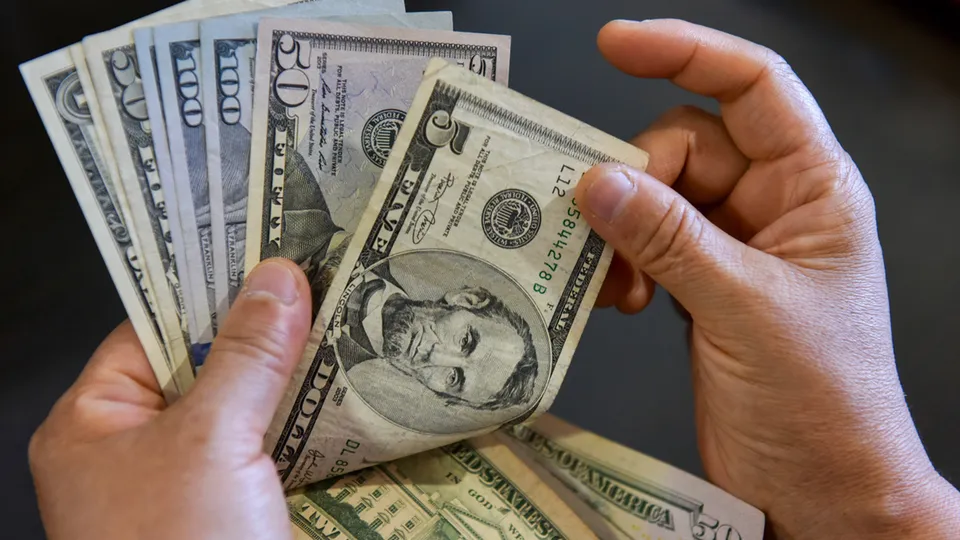 Após abrir em alta, dólar encerra o dia em queda, cotado a R$ 6,17, após intervenção do BC no câmbio.