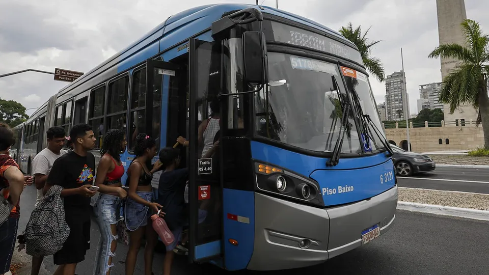 Ônibus municipais de São Paulo terão tarifa zero no dia 1º de janeiro