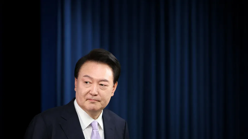 Yoon Suk Yeol enfrenta investigação criminal após decreto de lei marcial que restringiu direitos civis