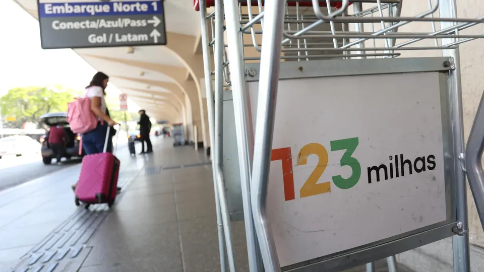 Decisão da 4ª Vara de Belo Horizonte envolve cinco sócios da empresa; 123milhas nega as acusações e busca recuperação judicial.