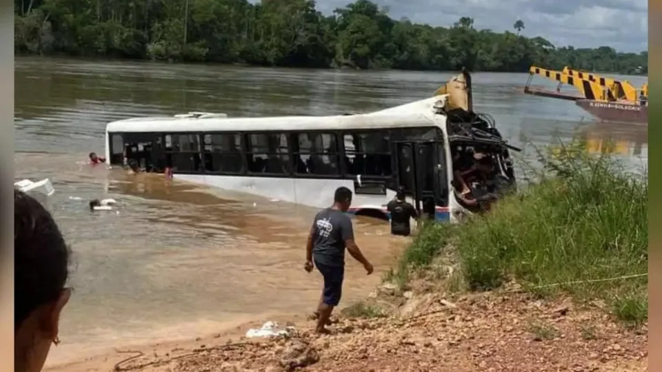 Criança morre após ônibus cair em rio durante travessia de balsa no Pará