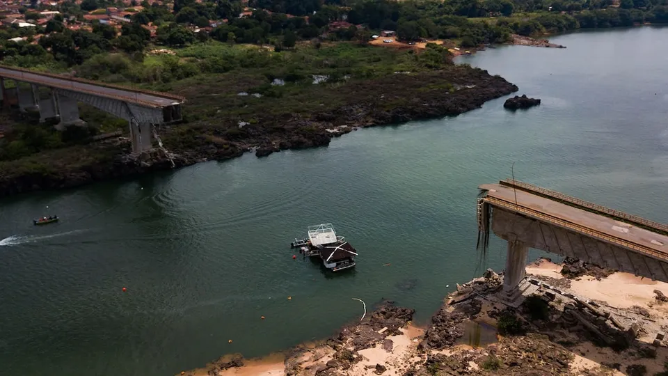 Ministério dos Transportes contrata consórcio para nova ponte após colapso da estrutura anterior, que deixou 11 mortos.