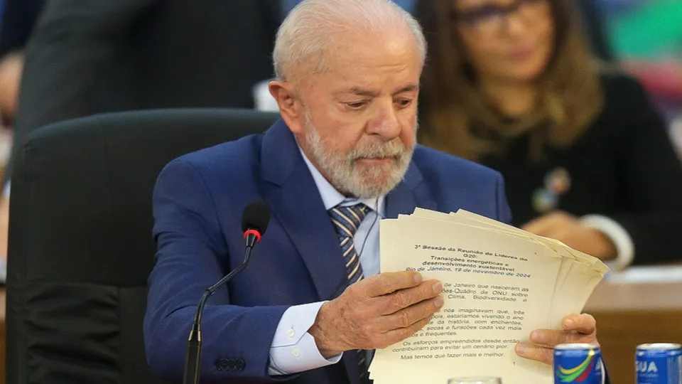 O presidente Luiz Inácio Lula da Silva publicou o Decreto 12.345, que modifica normas sobre aquisição e posse de armas, tornando-as mais rigorosas.
