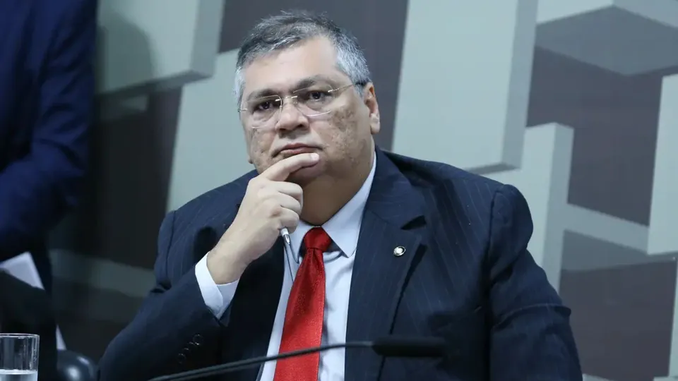 Ministro do STF autorizou empenho de emendas após pedido da Advocacia-Geral da União para assegurar gastos mínimos na saúde.