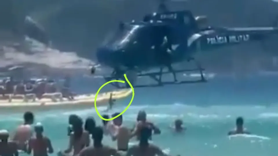 Um banhista devolveu a arma ao policial após ela cair no mar durante operação na Praia do Forte, em véspera de Ano-Novo.