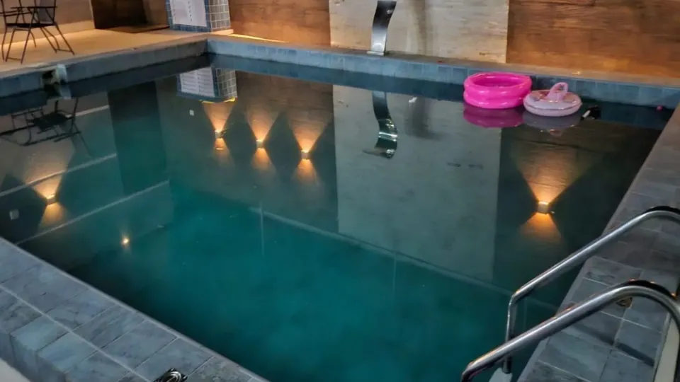 Uma menina de um ano foi levada ao hospital após se afogar em piscina; ela não resistiu e morreu na UPA.