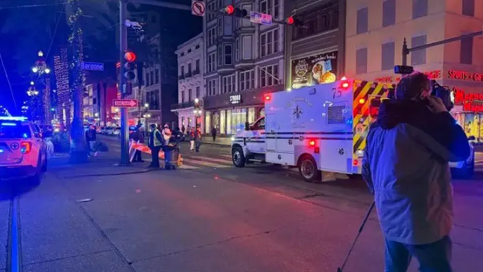 Incidente ocorreu na famosa Bourbon Street, durante as celebrações de Ano Novo; motorista teria atirado após o atropelamento.