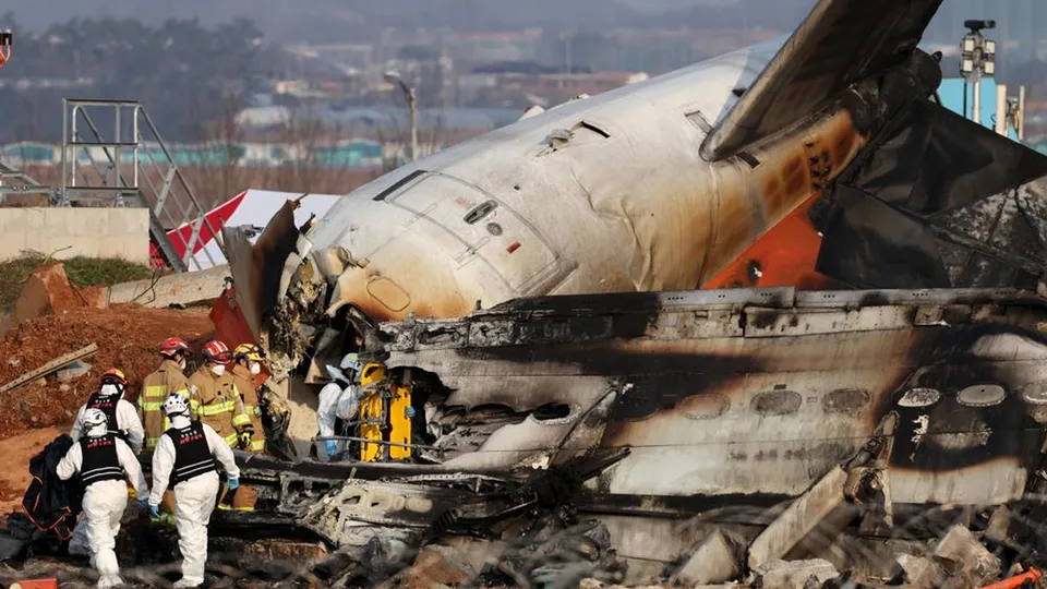 Investigadores do desastre aéreo da Jeju Air, que deixou 179 mortos, buscam respostas sobre a tragédia.