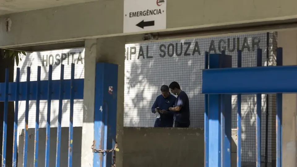 Estrangeiro foi atacado ao desembarcar de veículo e levado ao Hospital Souza Aguiar, no Centro do Rio.