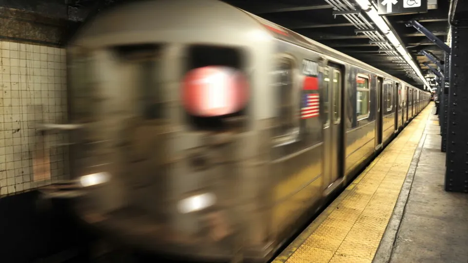 Na tarde de 31 de dezembro, um homem de 45 anos foi atingido por um trem após ser empurrado para os trilhos em Manhattan.