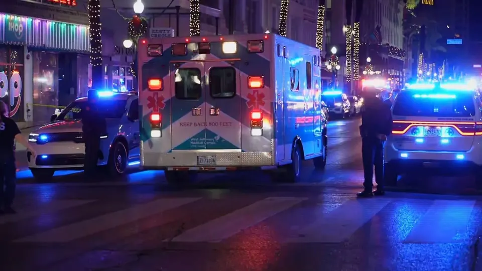 Um homem dirigindo uma caminhonete matou 10 pessoas e feriu dois policiais em Nova Orleans na manhã de quarta-feira.