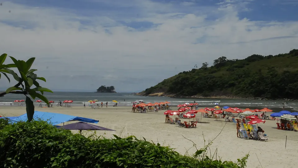 Turista chinês é baleado durante assalto em trilha na praia de Guarujá, SP