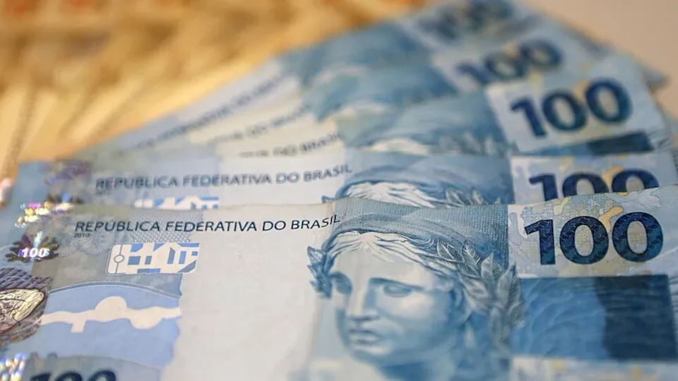 Expectativa de alta da Selic pode levar taxa a 15% ao ano em junho de 2025, aponta Febraban