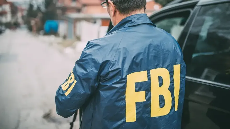 Agentes federais realizam a maior apreensão de dispositivos explosivos da história do FBI na Virgínia.