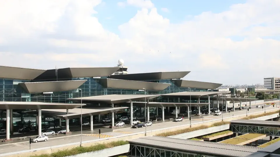 O Aeroporto Internacional de São Paulo, em Guarulhos, alcançou um novo marco com 43,6 milhões de viajantes em 2024.