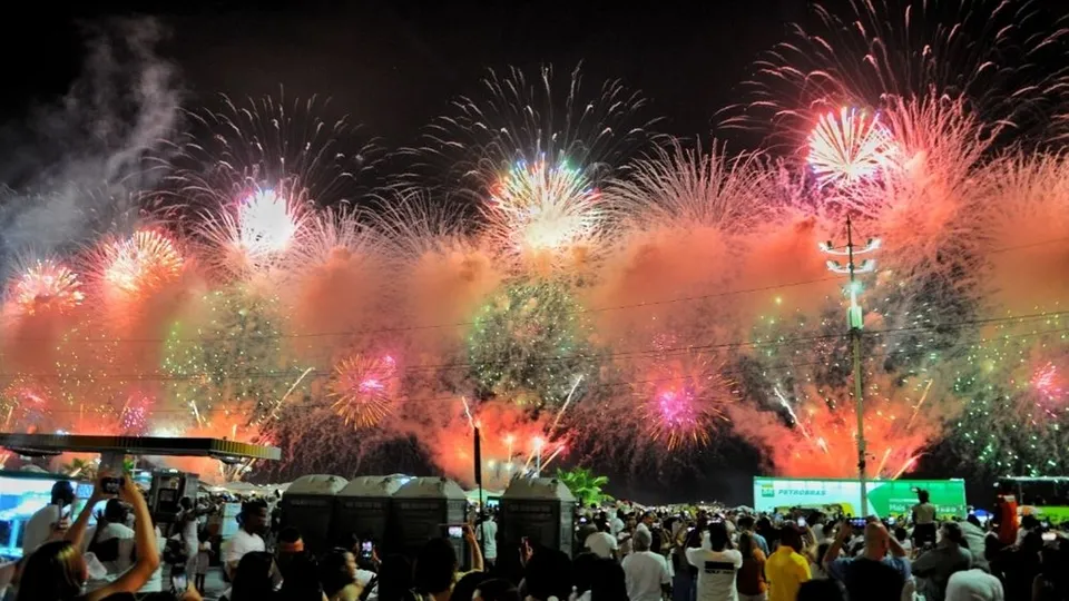 Pai e filha são atingidos por bala perdida durante festa de Réveillon em Copacabana