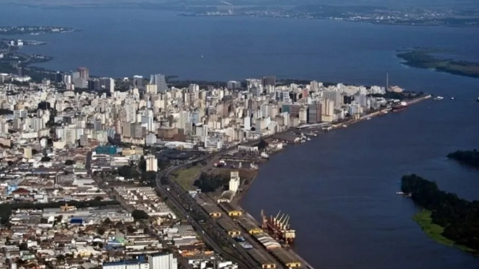 A capital gaúcha registra transtornos em diversos bairros devido à forte precipitação que superou a média mensal esperada.