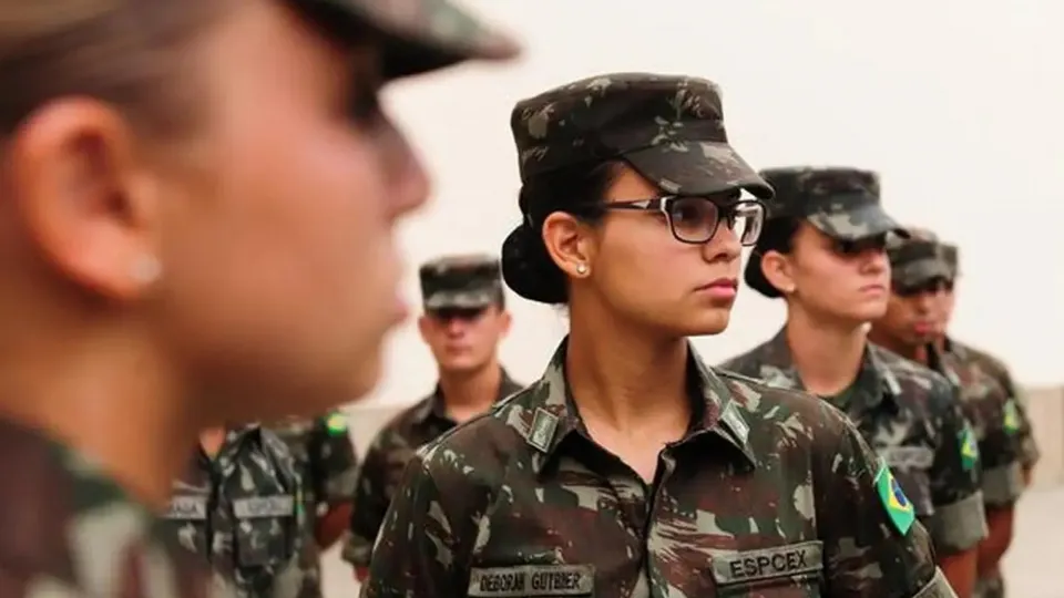 Mulheres nascidas em 2007 podem se inscrever para o serviço militar; atenção a golpes na internet