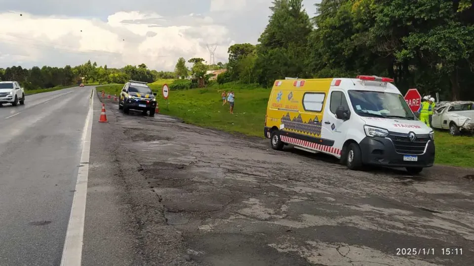 Um acidente na BR-277 resultou na ejeção do corpo de uma idosa de 90 anos, que estava sendo transportado por um carro funerário.