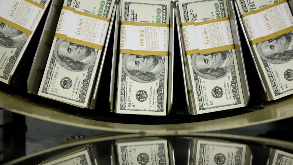 Expectativas fiscais e cenário global influenciam o desempenho da moeda americana