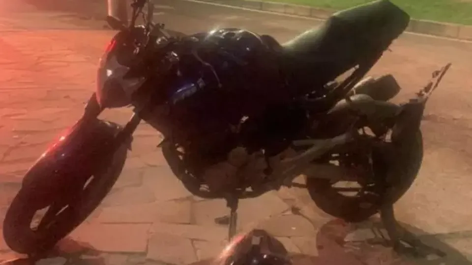 Na noite de quarta-feira, dupla em motocicleta roubada perdeu controle e caiu do viaduto da Scharlau após série de assaltos