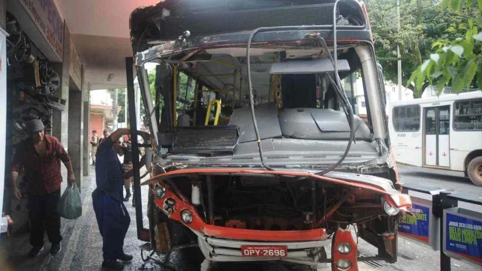 Acidente entre dois ônibus deixa cinco feridos no Centro de Belo Horizonte