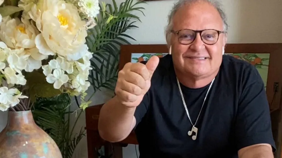 O cantor Guilherme Arantes revelou em suas redes sociais que fará uma pausa na carreira, refletindo sobre sua trajetória e saúde.