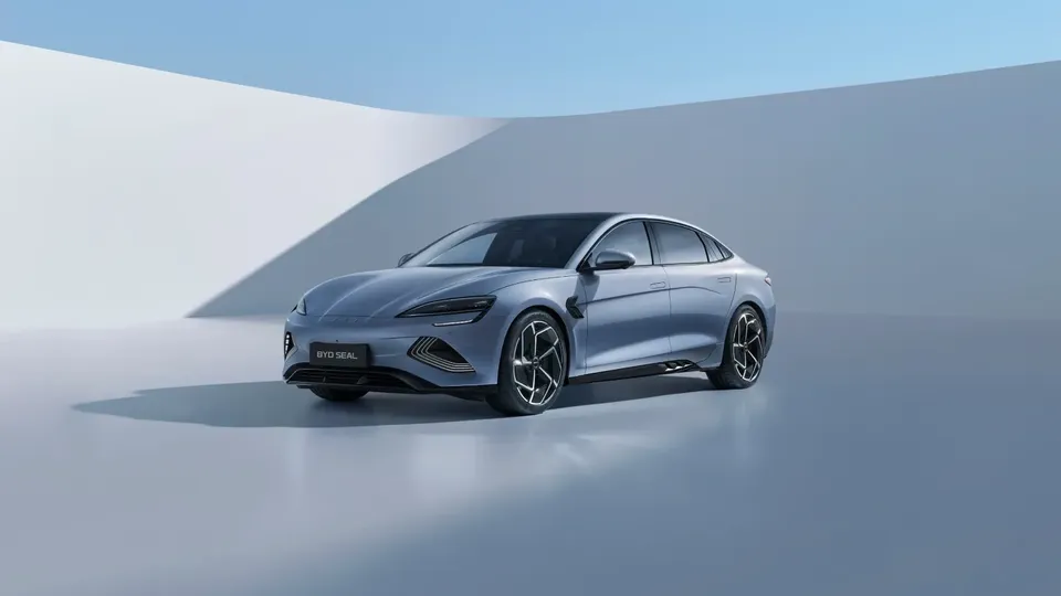 A montadora chinesa vendeu 4,25 milhões de carros em 2024, reduzindo a diferença em relação à rival americana.