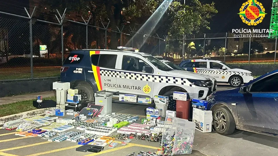 A dupla foi detida em flagrante pela Polícia Militar após denúncia de furto em andamento; um dos suspeitos tinha mandado de prisão.