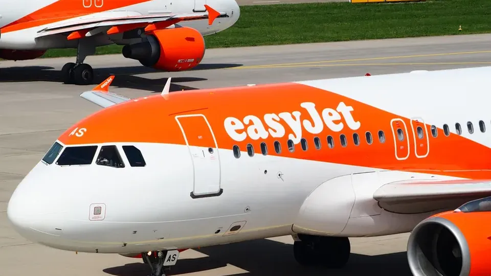 Adolescente provoca pânico em voo da EasyJet e faz pouso de emergência na Itália