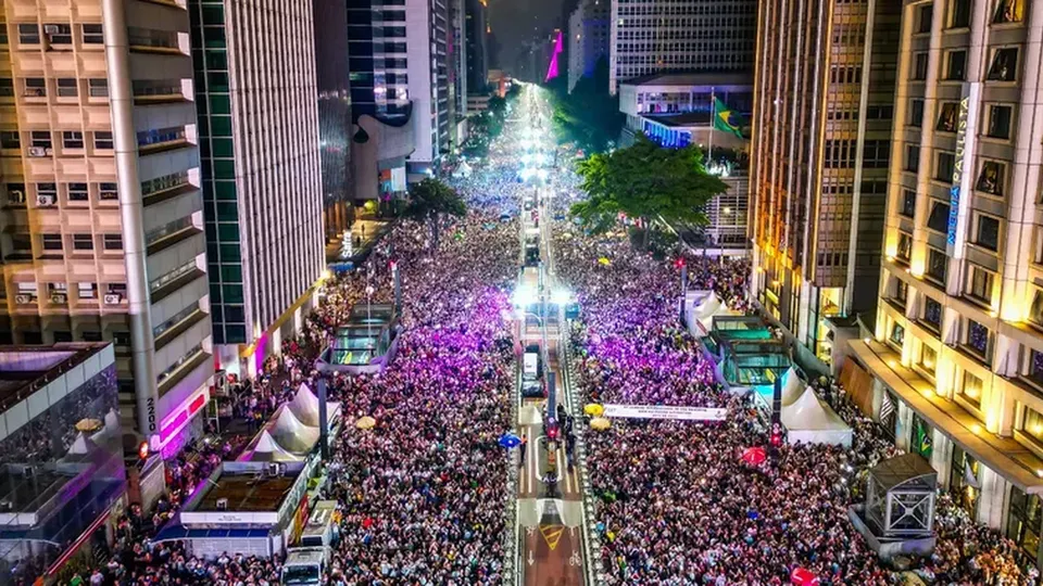 Durante a festa de virada, 33 celulares foram furtados, número significativamente menor que em 2023; segurança foi reforçada.