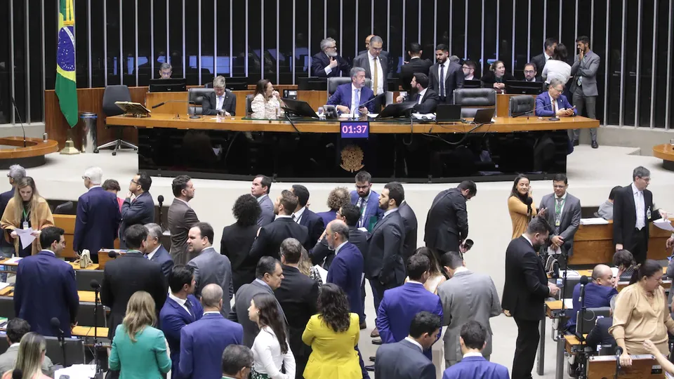 Nove deputados federais renunciam para assumir prefeituras em todo o Brasil