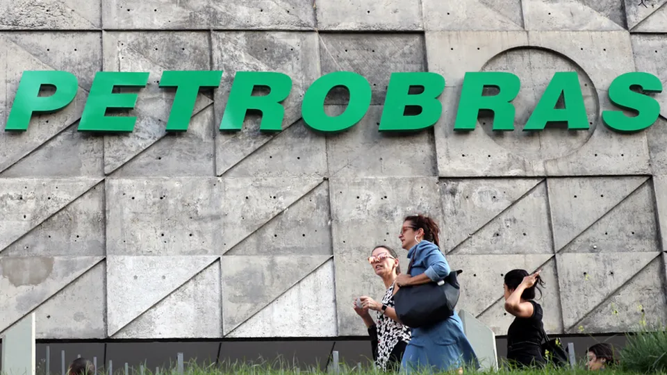 A estatal Petrobras reajustou os preços do querosene de aviação, impactando o custo das passagens aéreas em janeiro.