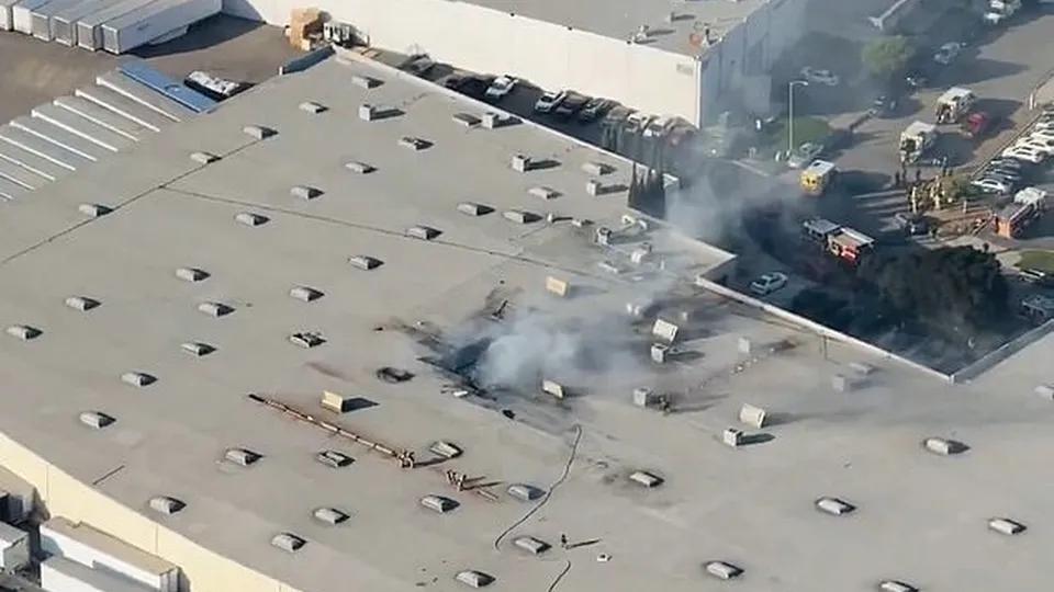 Um pequeno avião caiu em um edifício comercial em Fullerton, resultando em ferimentos em 18 pessoas e uma morte confirmada.