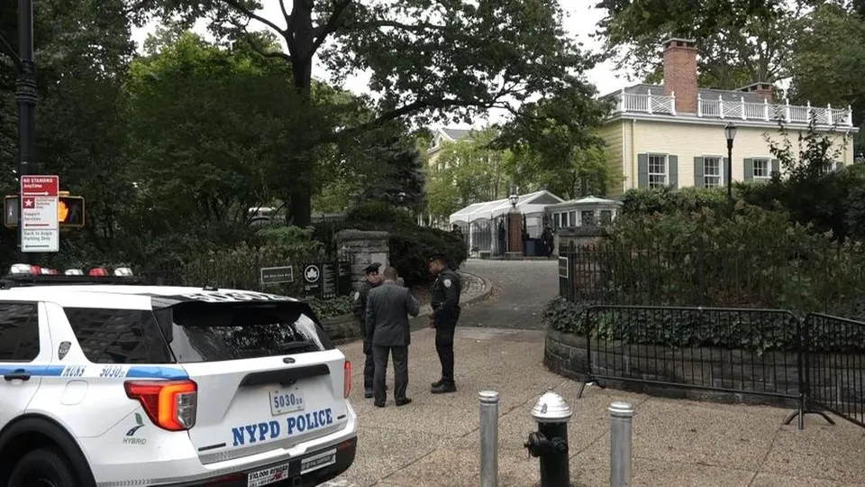 Michael Aromando foi detido na madrugada do Ano Novo enquanto tentava deixar a mansão com itens da casa.