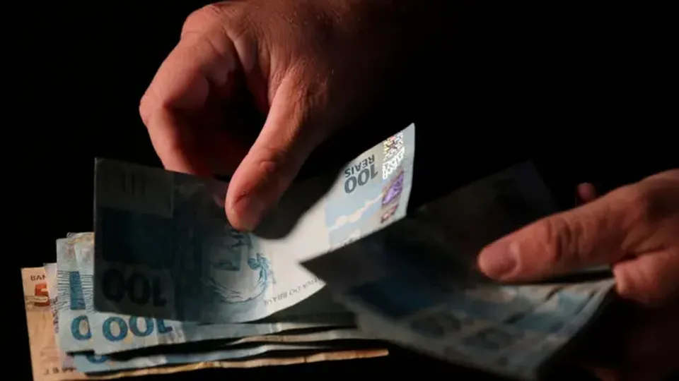 Novo decreto estabelece limites para aumento real do salário mínimo até 2030, afetando milhões de brasileiros.