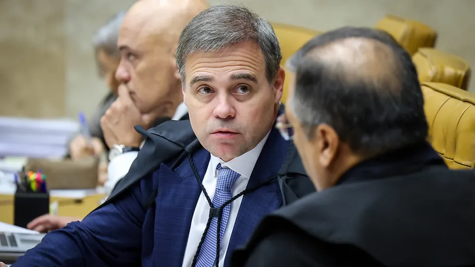 Decisão do ministro André Mendonça limita atuação da Loterj e exige geolocalização para apostas.