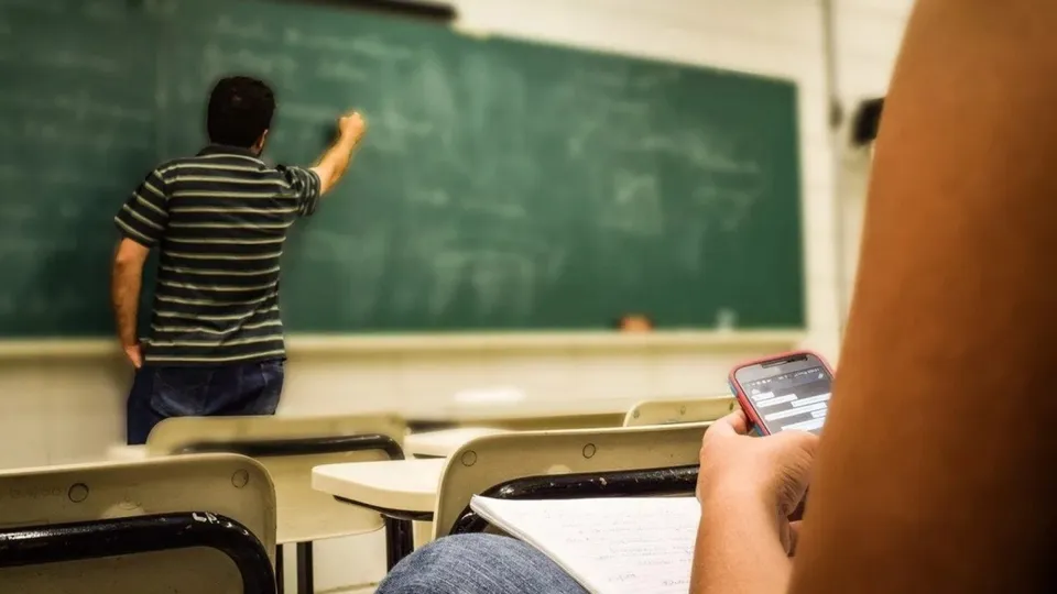O país nórdico implementou a educação midiática no currículo escolar, visando combater a desinformação.