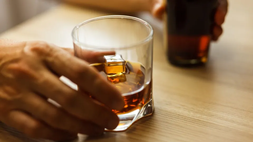 Novo aviso do cirurgião geral destaca a relação entre álcool e aumento do risco de câncer, com 100 mil casos anuais nos EUA.