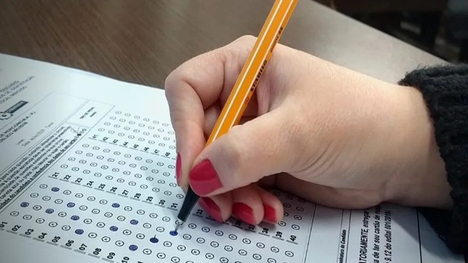 Diversas oportunidades em prefeituras e instituições, com prazos de inscrição variados e remunerações atrativas.