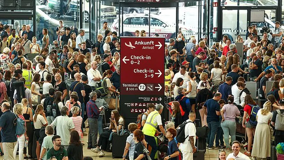 Sistema da Polícia Federal alemã enfrenta problemas, causando atrasos significativos para passageiros fora da zona Schengen.