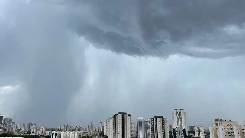 Chuva intensa e granizo atingem Grande São Paulo; mais de 42 mil imóveis sem energia